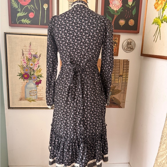 Gunne Sax Blue and White Floral Long Sleeve Midi Prairie Dress - Picture 4 of 8